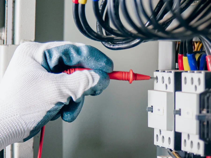 Prises et circuits par un électricien à Paris